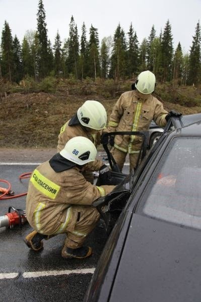 Пожарно-спасательные подразделения приняли участие в ликвидации последствий ДТП в г. Новодвинске Архангельской области.