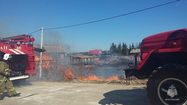 Пожарные ликвидировали возгорание мусора в Новодвинске